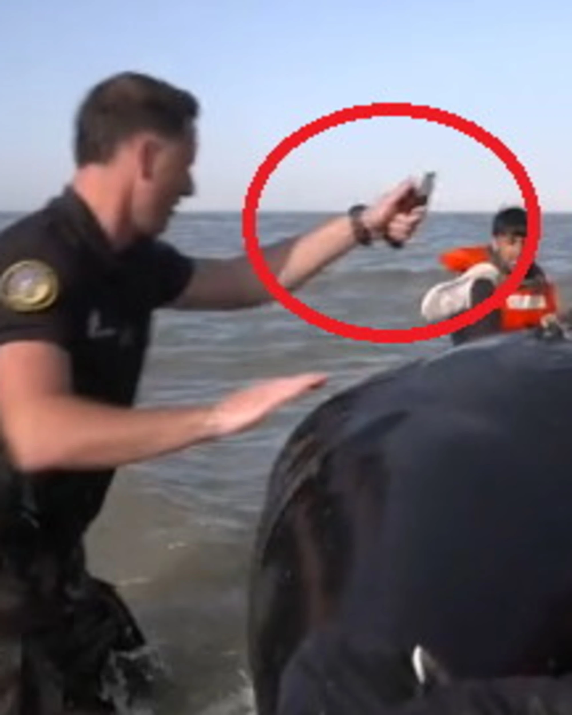 Migranti, il video che imbarazza Macron: poliziotti francesi affondano i gommoni con i coltelli
