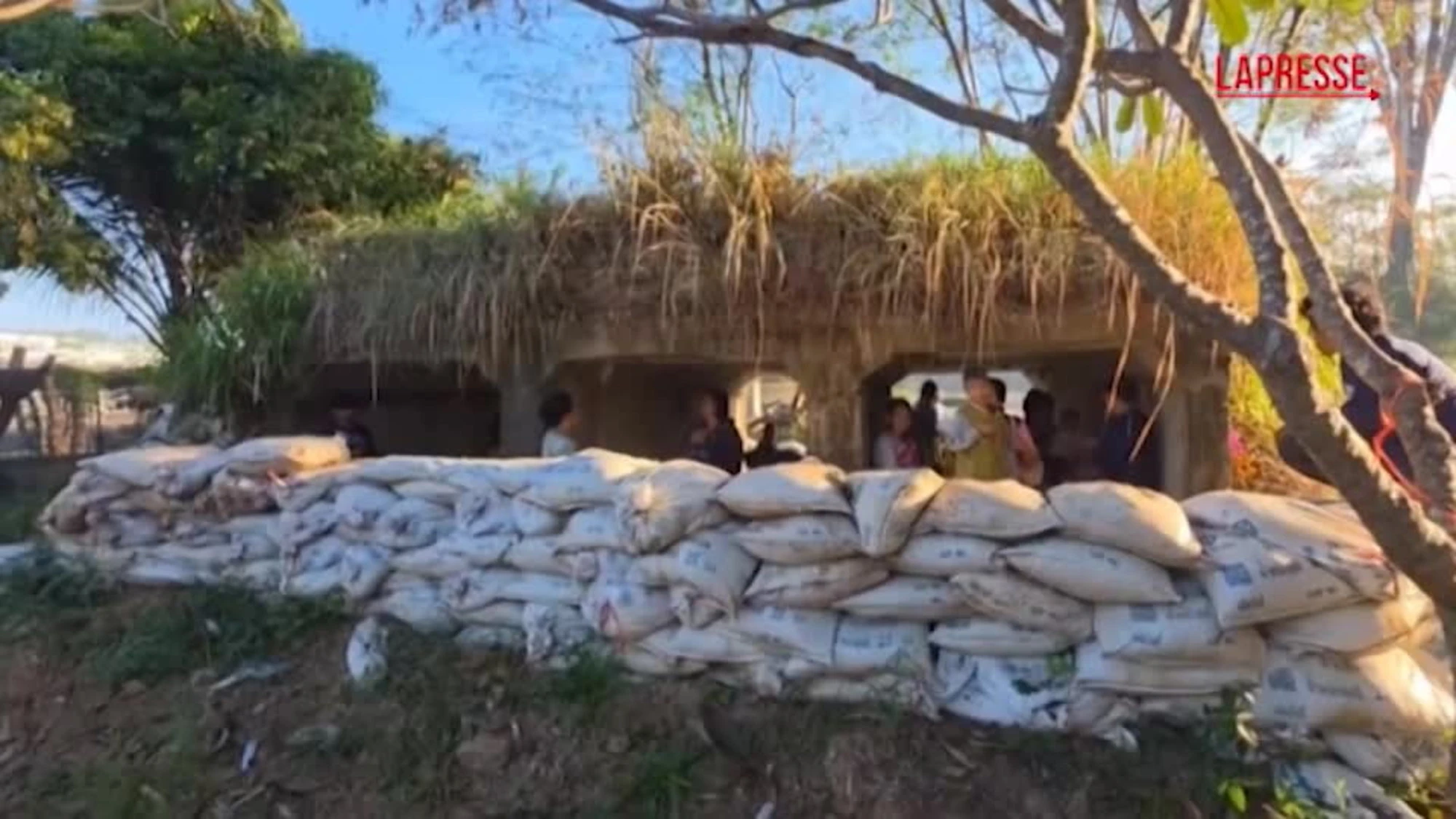 Thailandia, attacchi aerei lungo il confine con la Cambogia: l'evacuazione dei civili