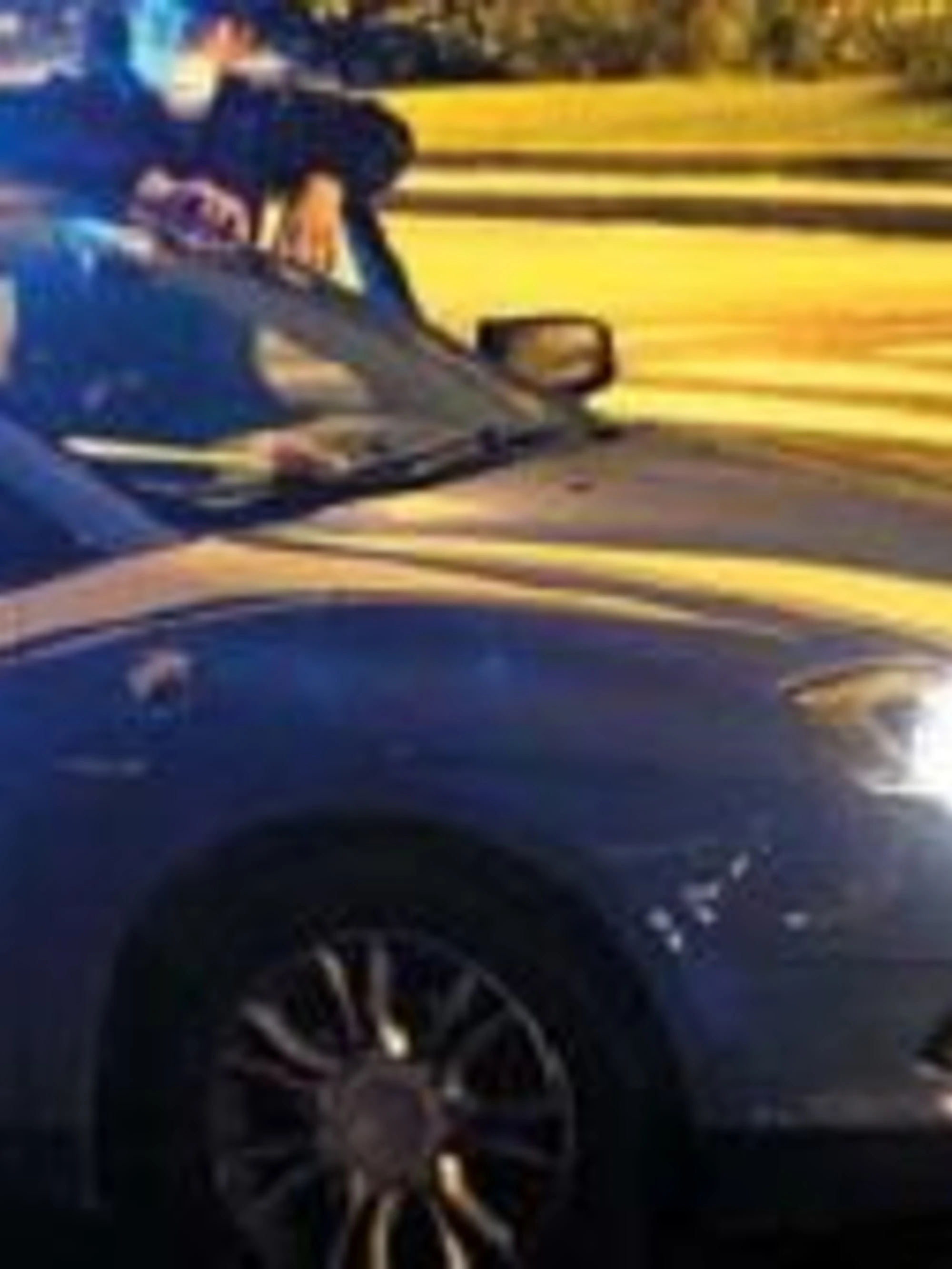 Milano, poliziotti presi a calci e pugni: il pestaggio choc