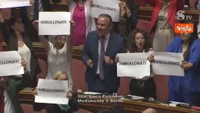 M5S espone cartelli contro maggioranza con scritto 'Imbullonati', Pirondini: Governo vada a casa
