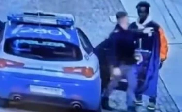 Arrestato per i calci alla volante? Assurdo: cosa rischia il poliziotto