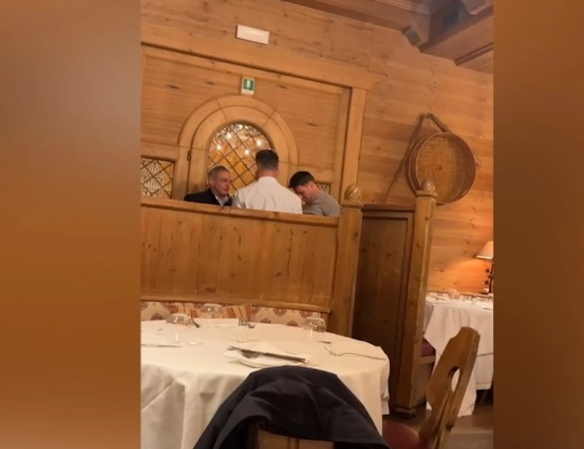 Dove e con chi beccano l'arbitro dell'Italia: un polverone