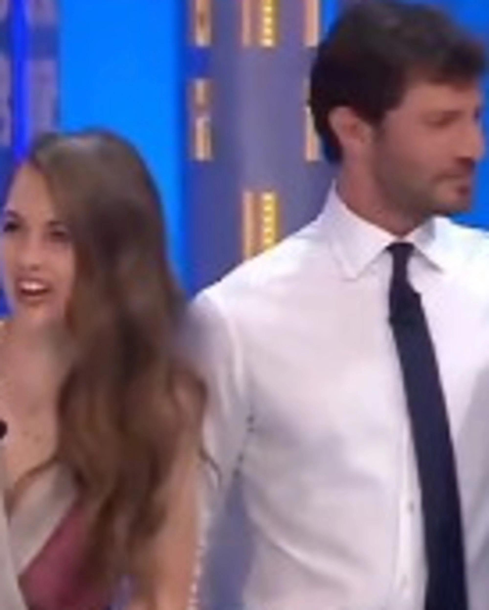 Affari Tuoi, "la ragazza a fianco...". De Martino, cosa riprendono le telecamere