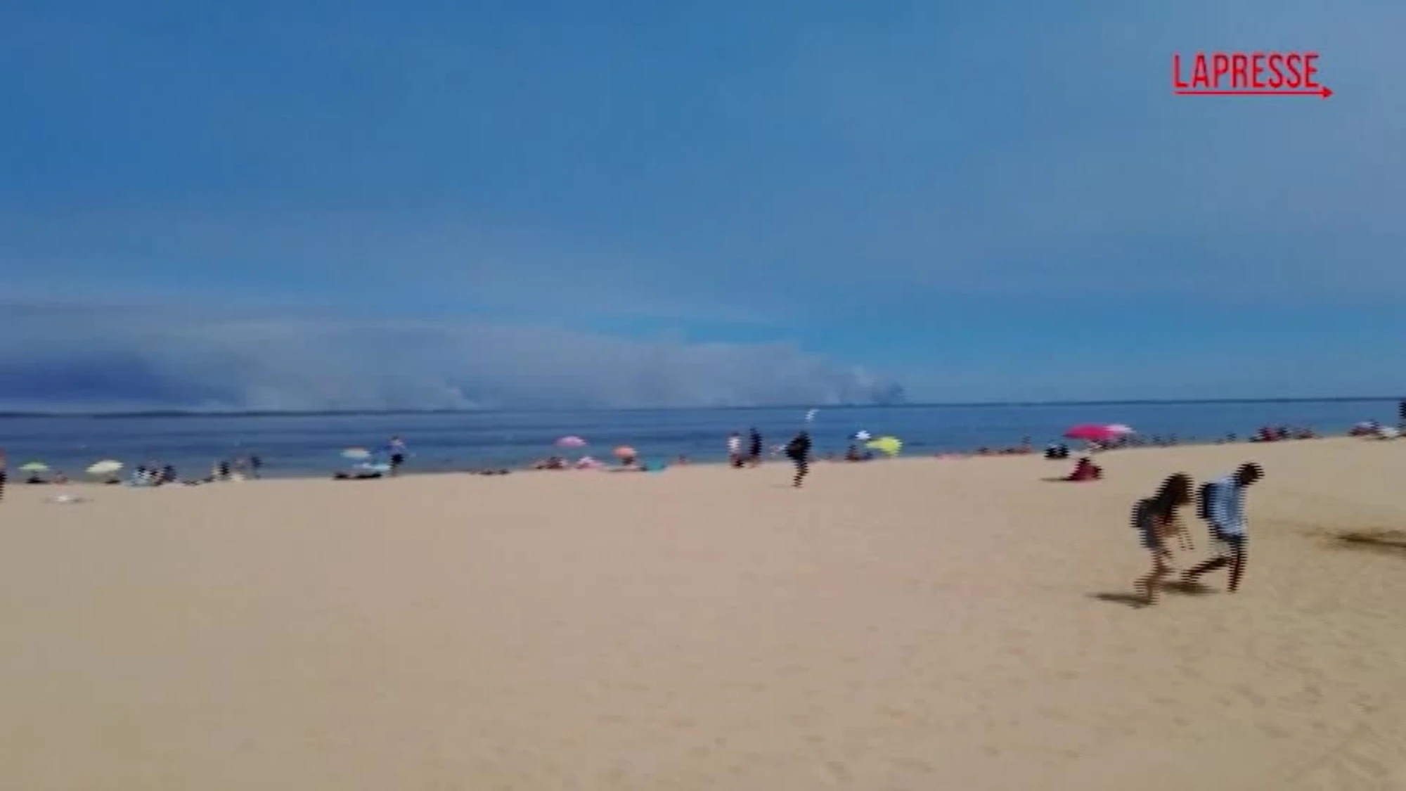 Spagna e Francia bruciano. Incendio da incubo a Madrid, "impossibile fermarlo". Cap Ferret, turisti in fuga via mare