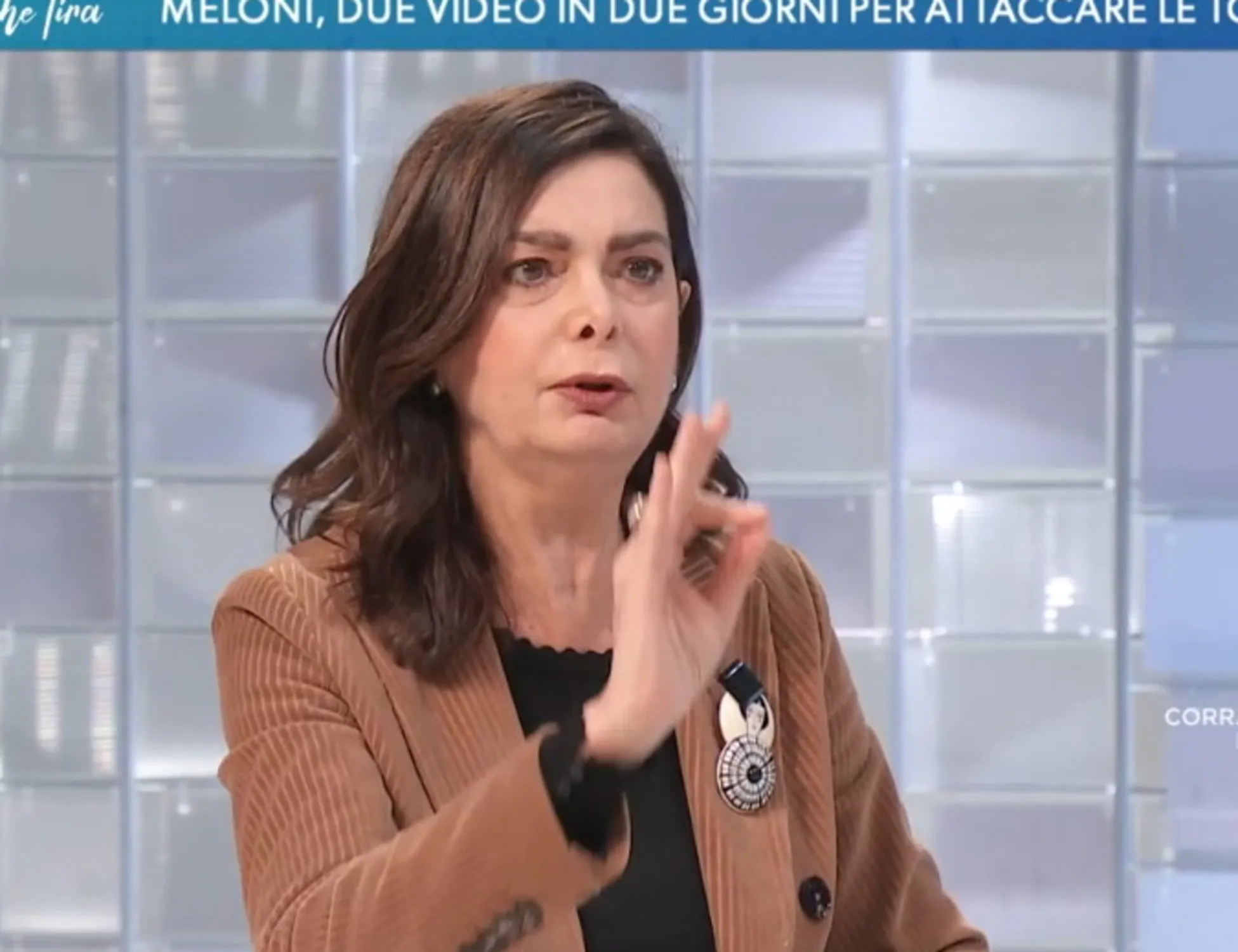 Leggi l'articolo: "Lei, con i soldi...". Boldrini in ginocchio da Carola Rackete