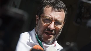 Matteo Salvini, il governo traballa: "Presto altri arrivi dal M5s nella Lega. E non solo..."
