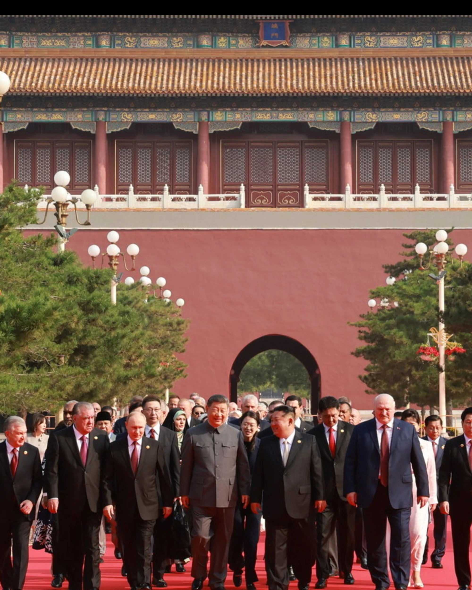 Xi Jinping-choc, vestito come Mao alla parata con Putin e Kim