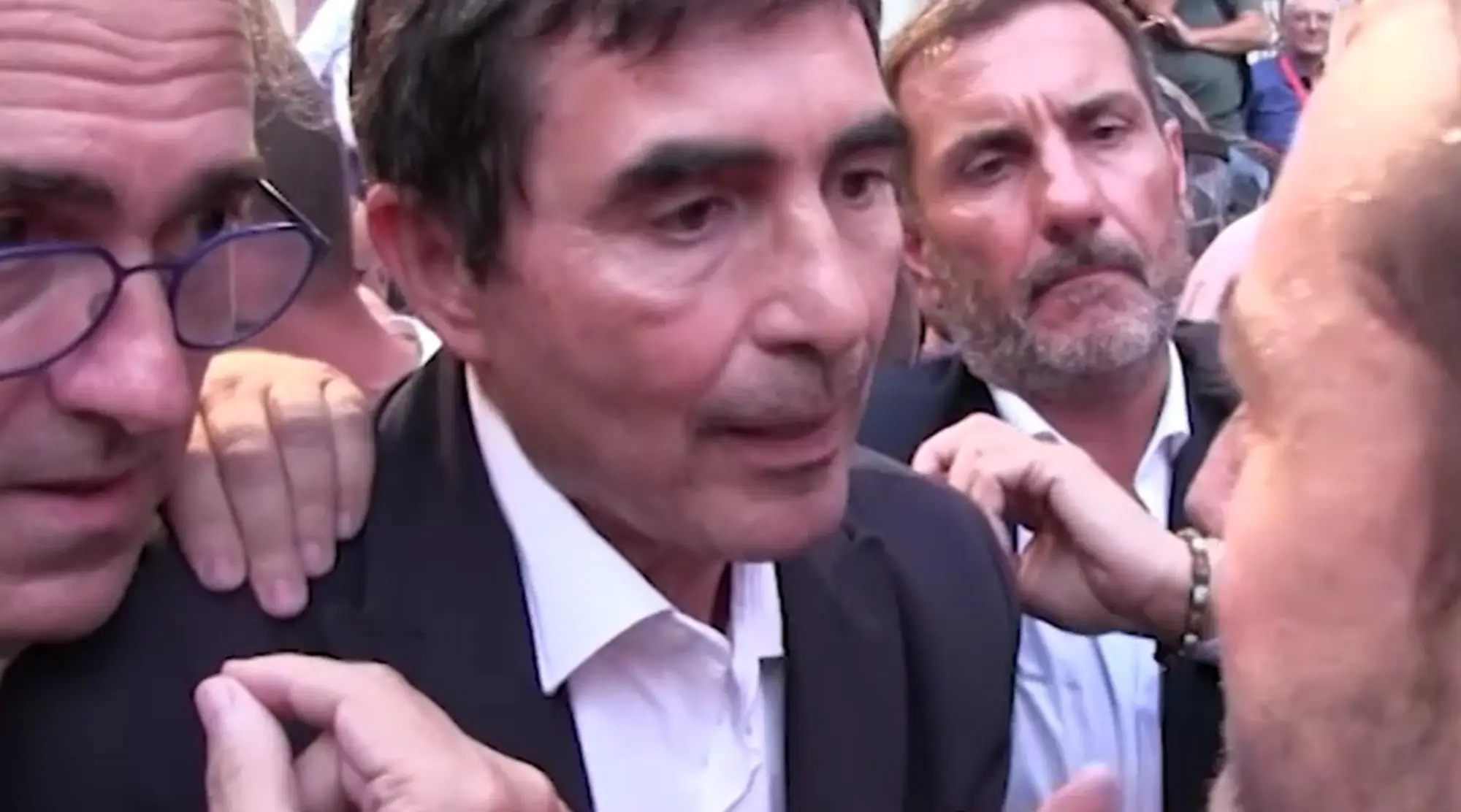 Fratoianni faccia contro faccia con il contestatore: la sinistra implode in piazza a Napoli