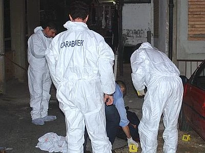 Roma, ucciso per una lite in strada Folla prende d'assalto l'ambulanza