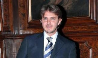 Il giornalista accusato dai colleghi per i comportamenti sopra le righe