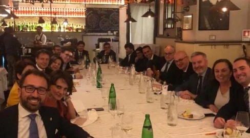 Bruno Vespa bacchetta Giuseppe Conte: "La cena di Natale senza vino non si fa, si immagina Macron..."