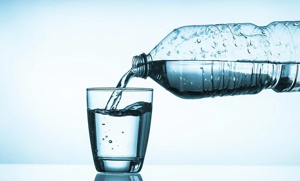 Otto bicchieri d'acqua al giorno: la ricetta no-stress per dimagrire davvero