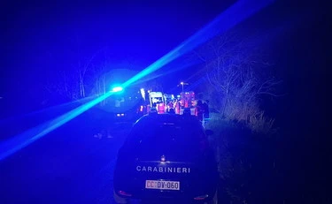 "È in gravissime condizioni": sale sul cofano di un'auto, finisce in dramma