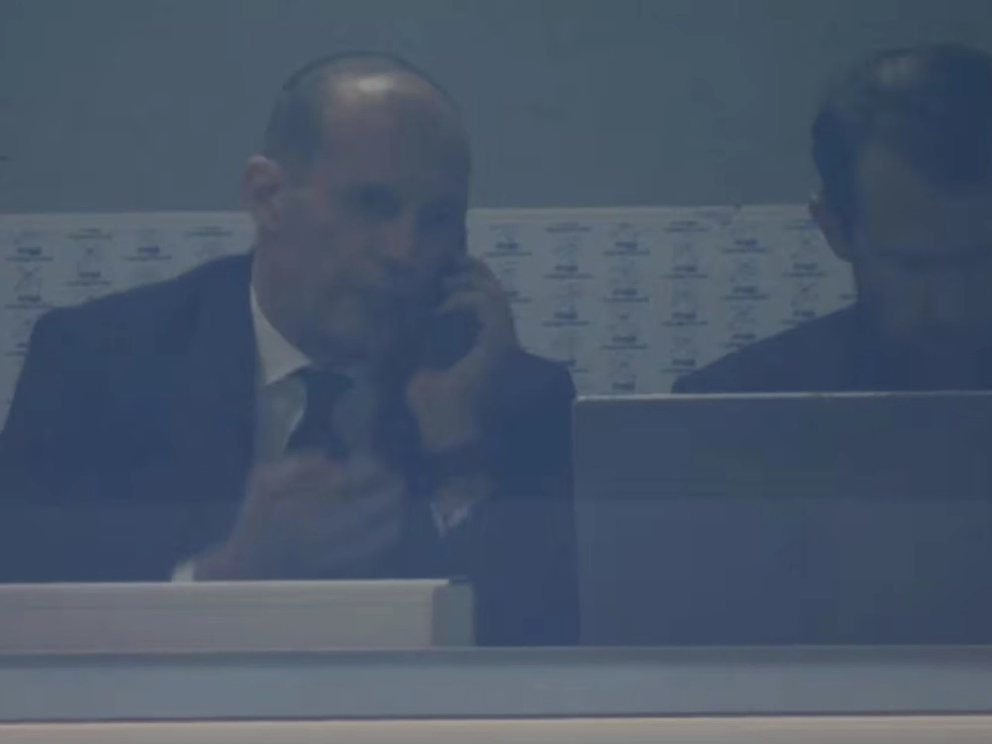 Torino-Milan, Allegri urla di tutto al cellulare: con chi ce l'aveva