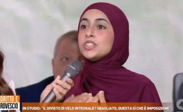 Dritto e rovescio, l'islamica provoca e Del Debbio la stronca: "No, non può"