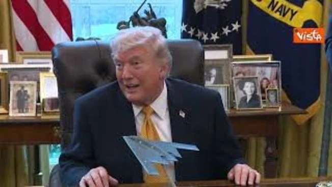 Trump mostra il modellino del Bombardiere B-2 Spirit ai giornalisti nello Studio Ovale