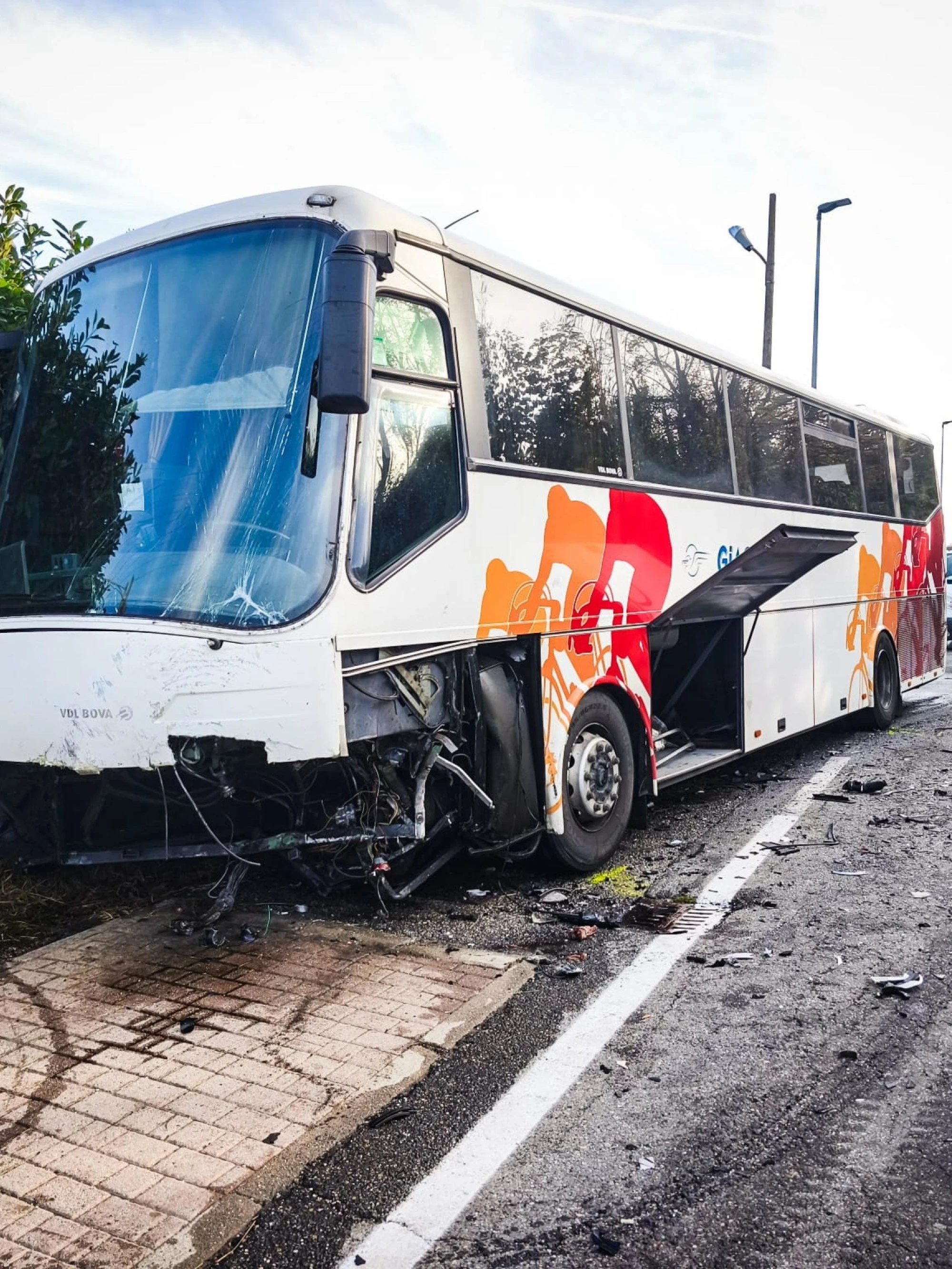 Arignano, frontale tra scuolabus e Bmw: 1 morto, 20 ragazzi feriti