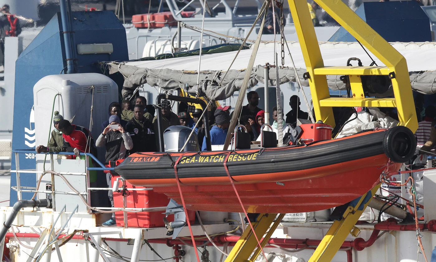 Sea Watch, la mossa del Viminale: "Sbarcano a Lampedusa solo 7 bimbi con genitori e un malato"