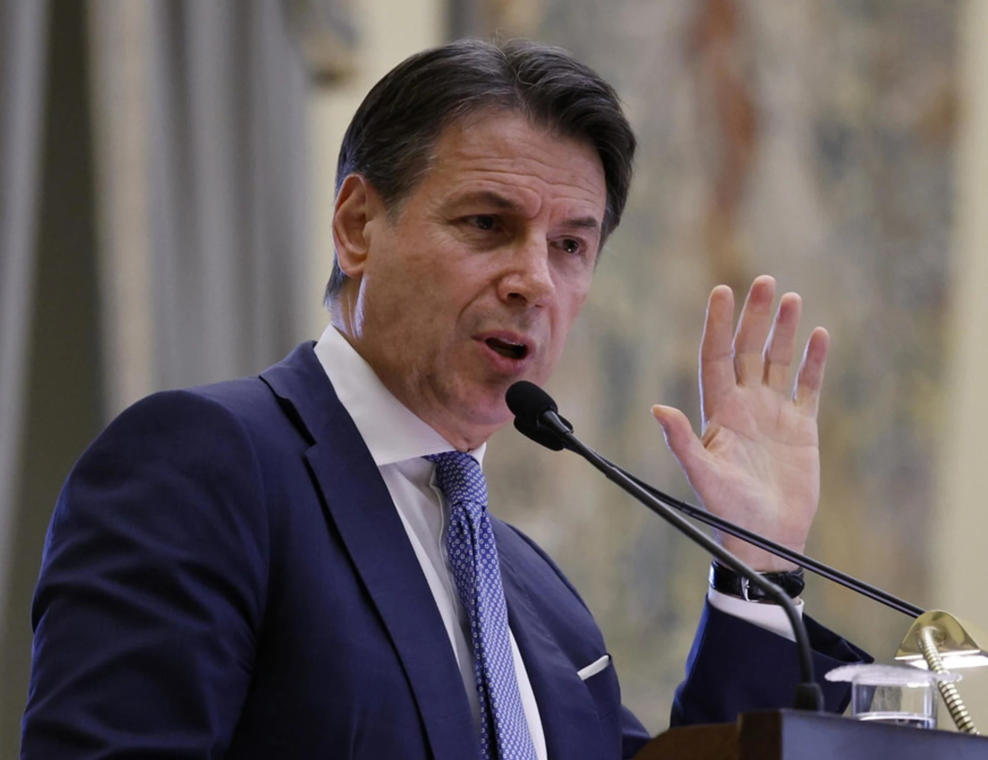 Giuseppe Conte, la sparata per cui rischia grosso: "Così il governo aiuta i corrotti"