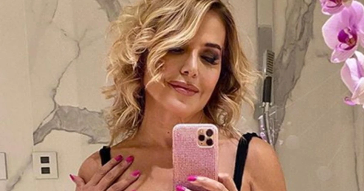 Barbara D'Urso, "buonanotte": ecco il babydoll trasparente, il più piccante degli scatti