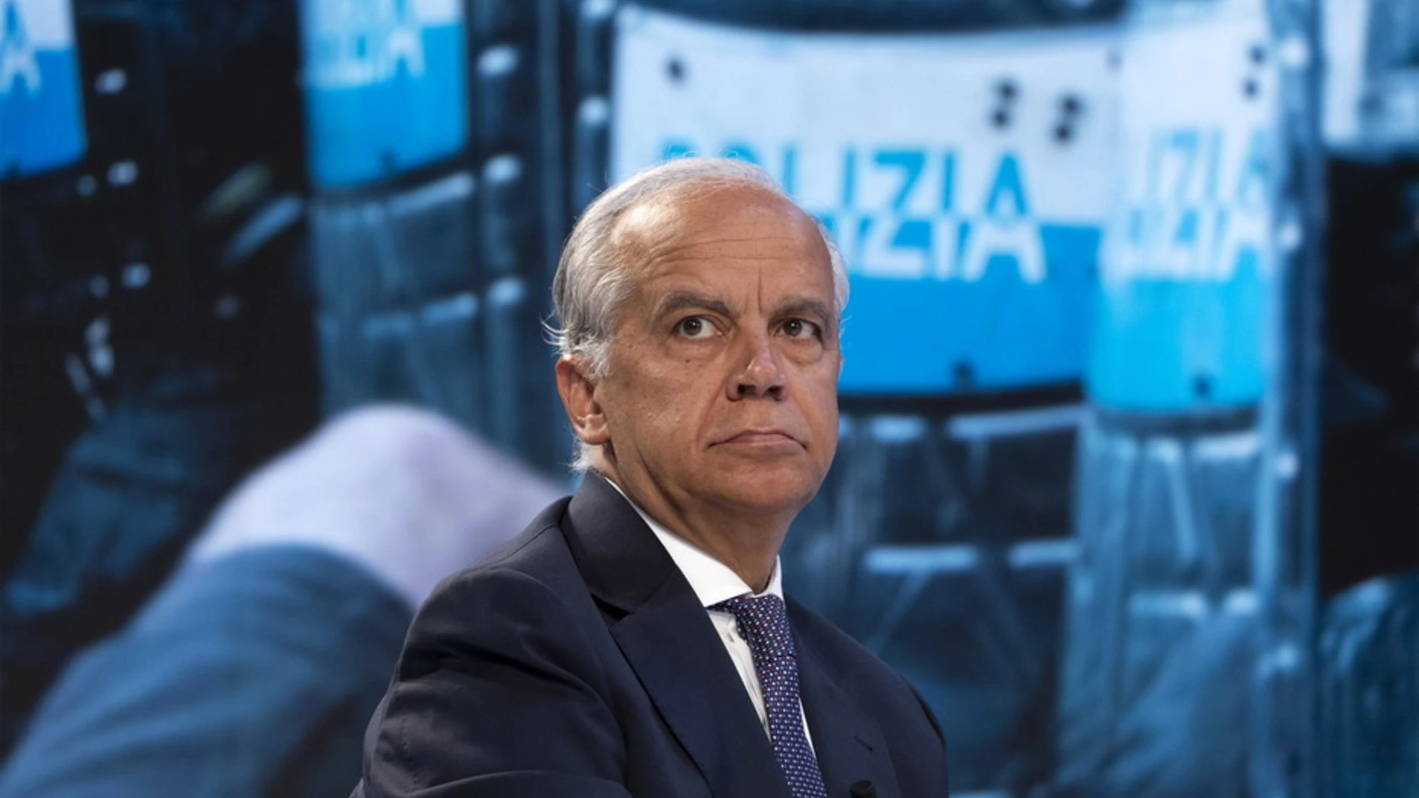 Immigrazione, clamoroso schiaffo di Piantedosi alla sinistra: "Nessun passo indietro"