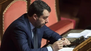 Matteo Salvini in pressing su Giuseppe Conte: "Operai in rivolta, decreto incompleto". E propone la zona protetta europea