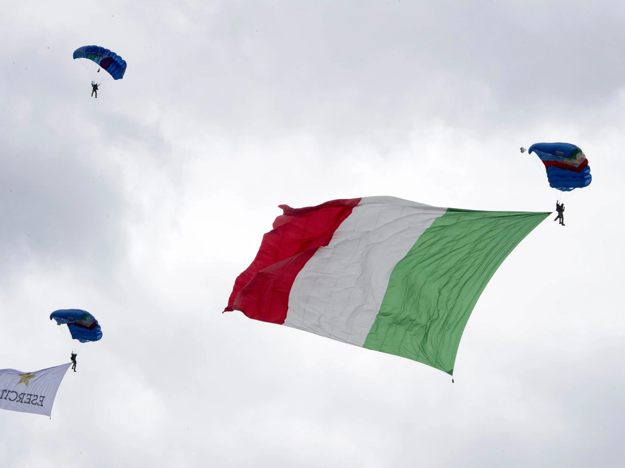 Palermo, il Pd si vergogna dell'Esercito: "Smantellate tutto"