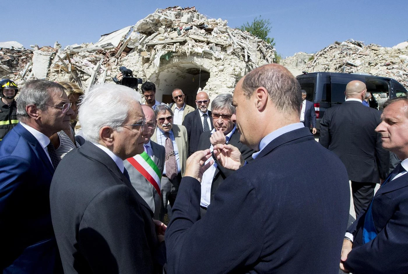 Sergio Mattarella, crisi di governo e piano d'emergenza: "Colloqui riservati, ha già incassato il sì del Pd"