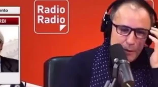 Vittorio Sgarbi alla radio sulla mascherina in casa: "Conte deve dare via il c***, come già fatto in passato. Un mattarello"