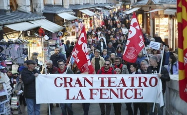 Beatrice Venezi, i veti permanenti danneggiano il teatro 