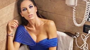 Elisabetta Gregoraci, spacco vertiginoso e gioco di gambe spericolato: il risultato? Questa foto da urlo