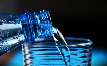Un bar e un ristorante su due truffano i clienti con lâ acqua