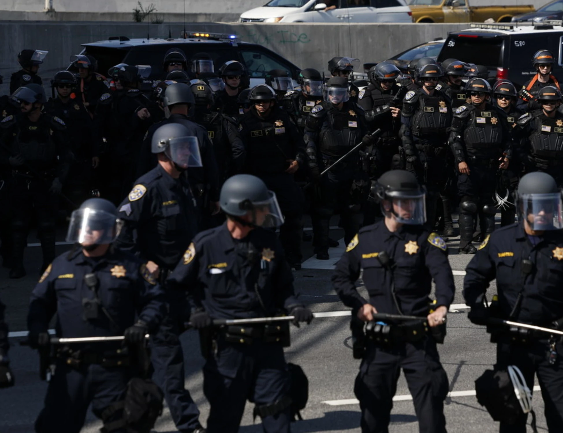 Los Angeles, guerriglia e arresti di massa. Il governatore contro Trump: "Democrazia sotto attacco"