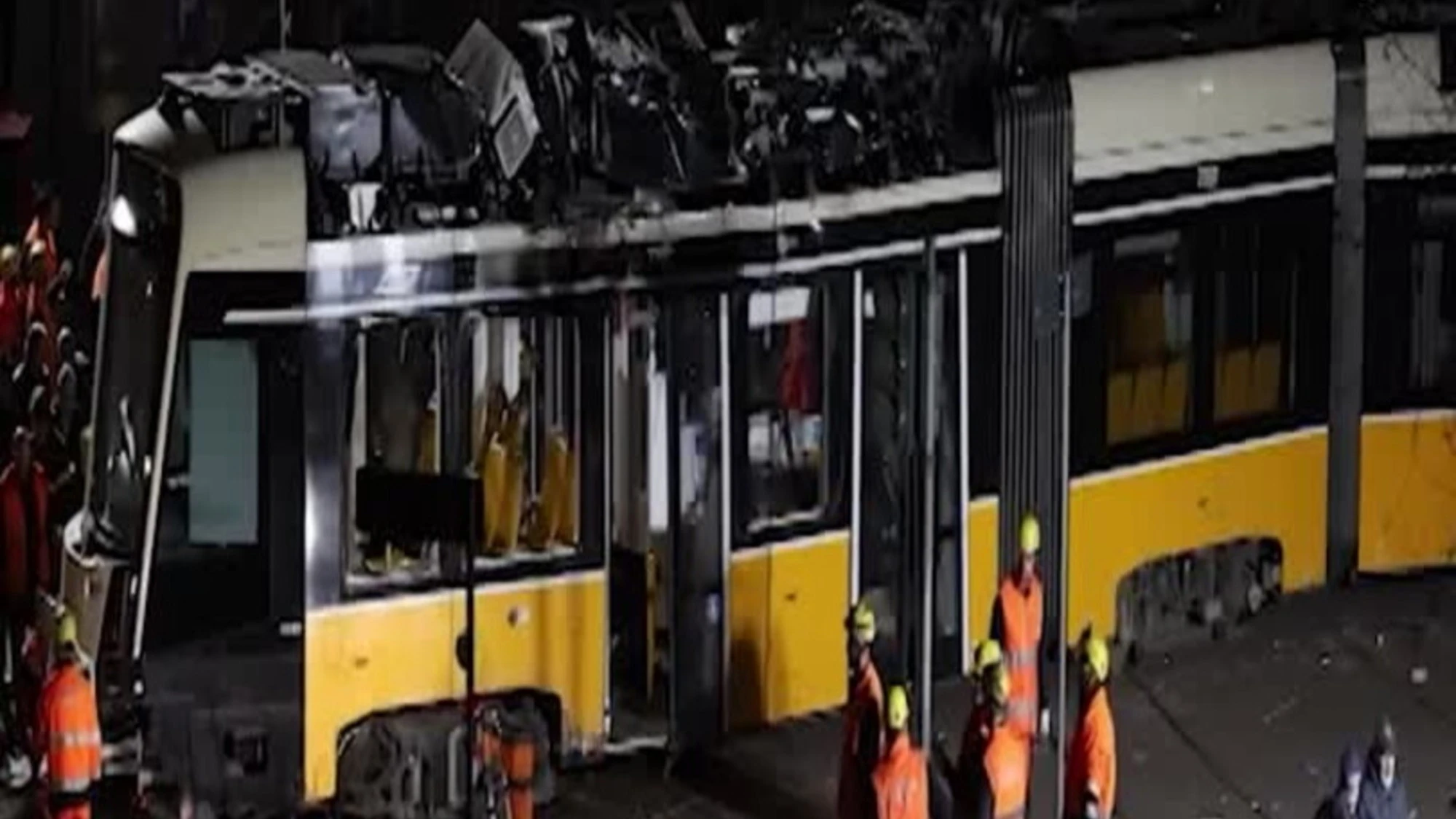 Tram deragliato a Milano, le immagini della rimozione del mezzo