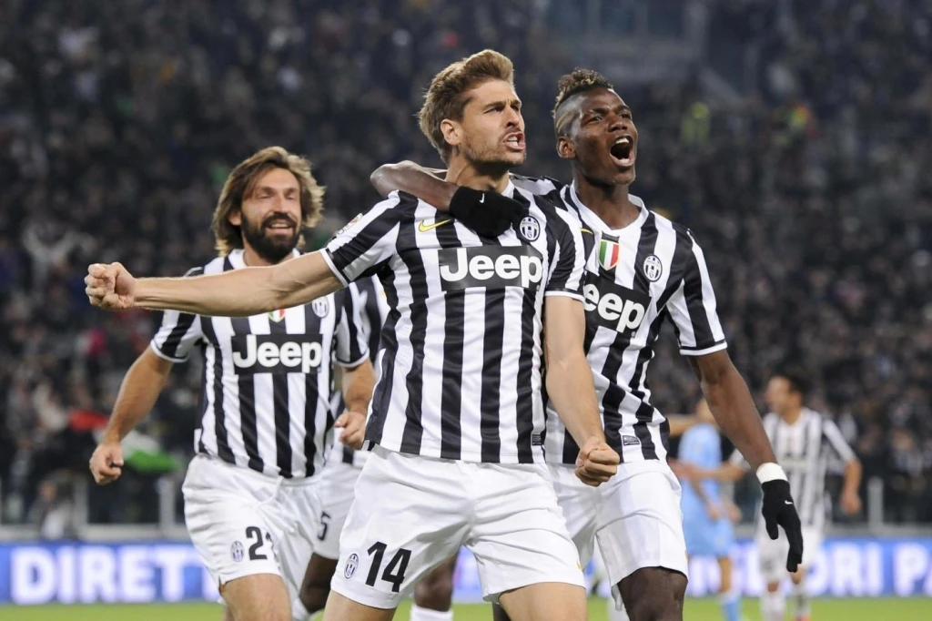 Llorente festeggiato da Pirlo e Pogba