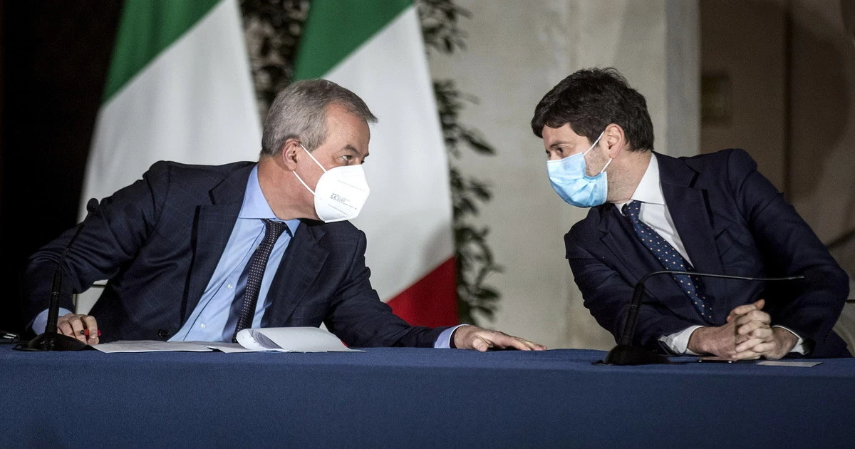 AstraZeneca, a rischio 34 milioni di dosi. Retroscena: scontro al vertice tra Roberto Speranza e i governatori