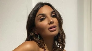 Elettra Lamborghini, "tutto pronto". E lo slip si abbassa: la foto oltre la censura | Guarda