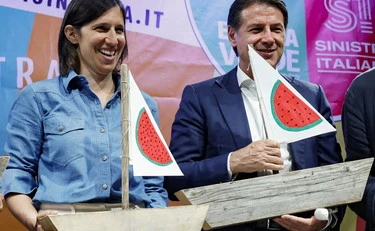 Elly Schlein ingoia ogni rospo, ma Conte chiede sempre di più