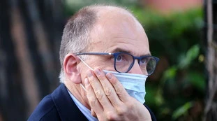 Enrico Letta pubblica il suo nuovo libro: superato da Giorgia Meloni, Marco Travaglio e dal quiz d'esame