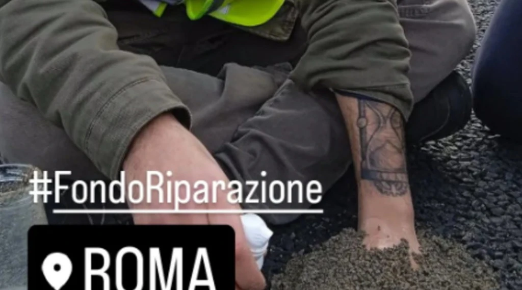 Ultima generazione, blitz in autostrada: mani incollate all'asfalto, rischiano grosso