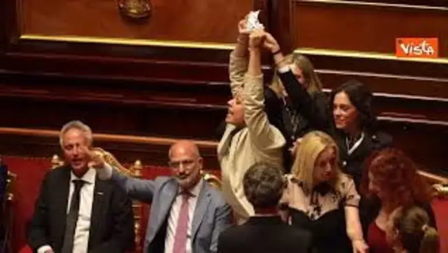 Leggi l'articolo: "Vergogna, vergogna", Senatori M5s occupano i banchi del Governo per caso Delmastro