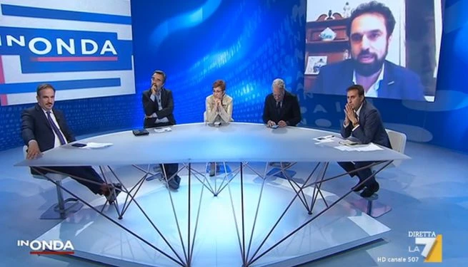 In Onda, volano stracci tra Dino Giarrusso e Marco Damilano: "Falsità", "Da una persona come te..."