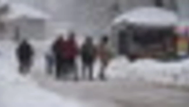 Neve in Pakistan, centinaia di persone accorrono a Murree