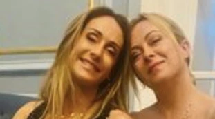 Giorgia Meloni, la foto con la sorella: "Ai rosiconi e ai nemici"