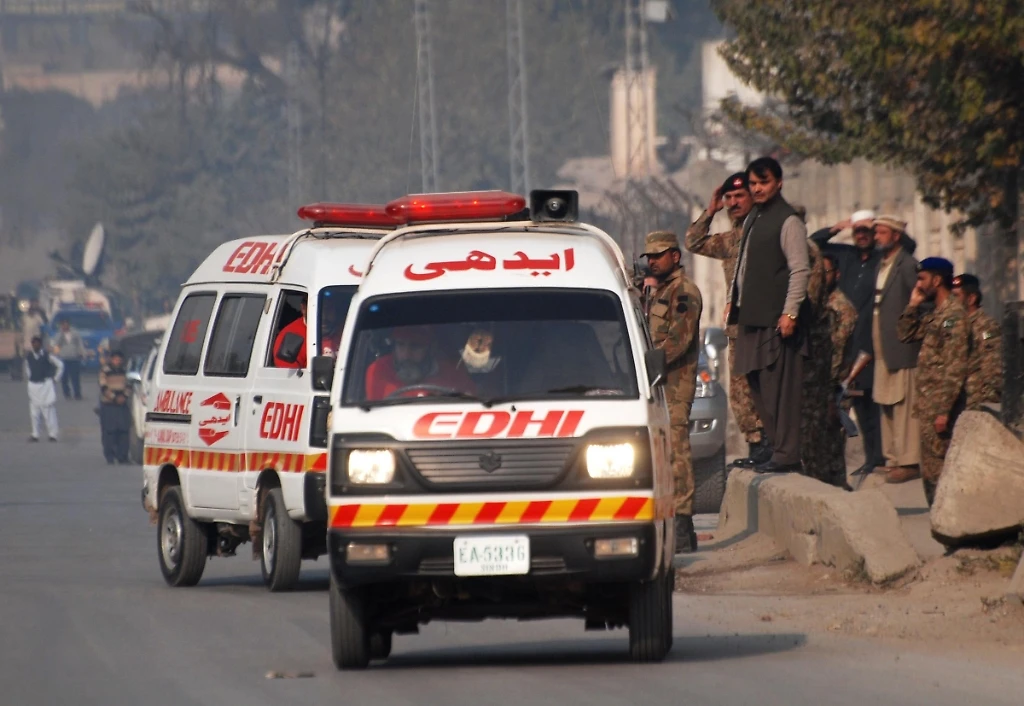 Pakistan, i talebani abbattono elicottero: morti due ambasciatori