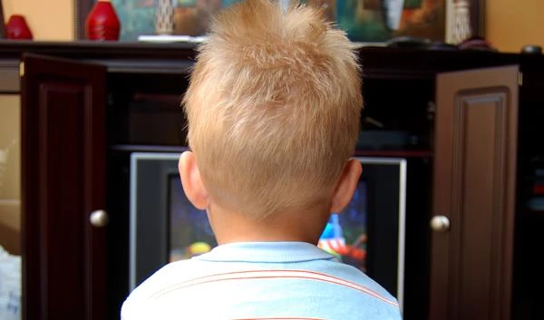 Bambini davanti allo schermo