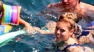 La Regina Elisabetta e Signorini, lo scoop censurato: "Perché non ha fatto pubblicare le foto di Beatrice di York al mare ad Amalfi"