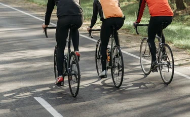 Padova, si affianca con l'auto a tre ciclisti ed estrae la pistola: "Vi ammazzo tutti"