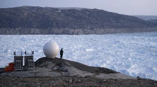 Clima, fenomeno sconcertante: per la prima volta piove sulla calotta glaciale della Groenlandia