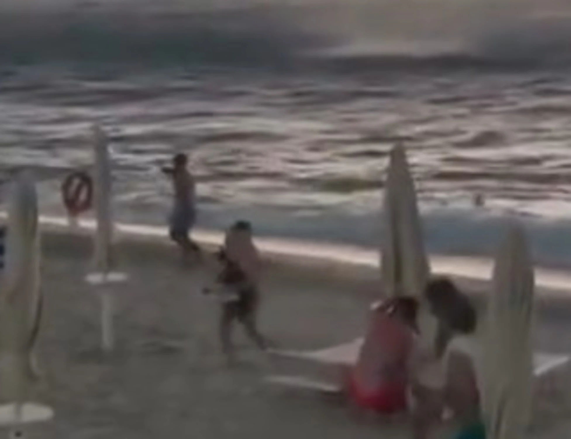 Tropea, tromba d'aria in spiaggia: terrore tra i bagnanti